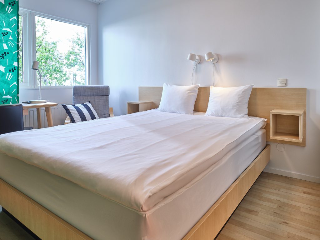 Säng i dubbelrum standard IKEA Hotell