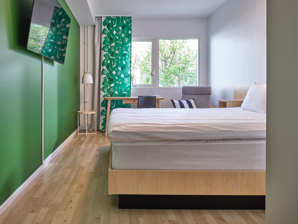 Säng i dubbelrum standard IKEA Hotell